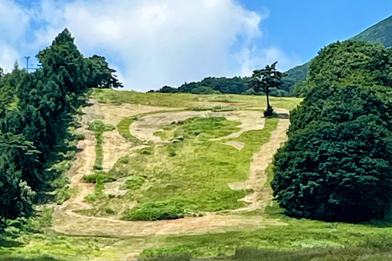 福島民報新聞に絶景・猪苗代スキー場のゲレンデアートに関する記事が掲載されました。